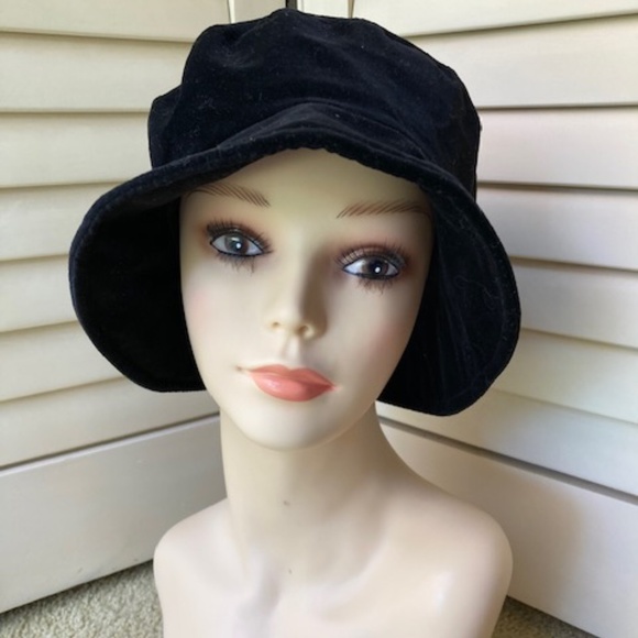 Black Velvet Cloche Hat - Picture 11 of 12